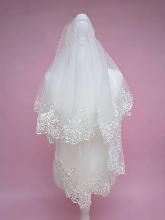 Two-Tier Lace Appliqué Edge Bridal Veil in White - Picture 3 of 5